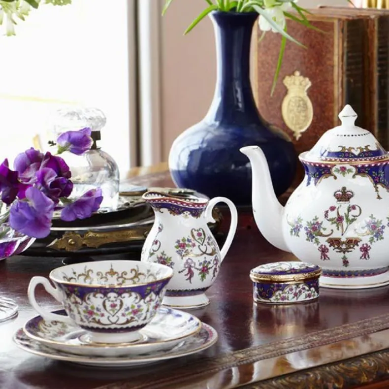 Queen Victoria 4 Cup Teapot